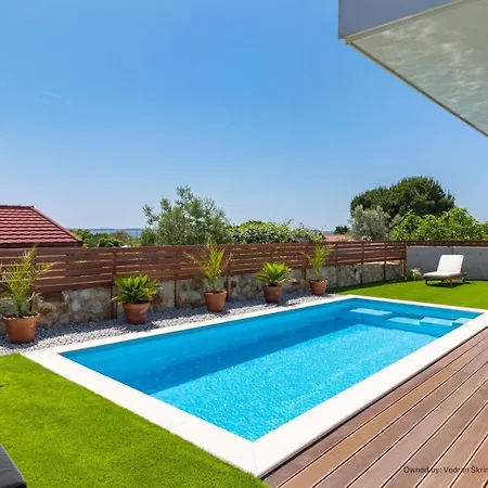 For Two Person With Pool In Peroj