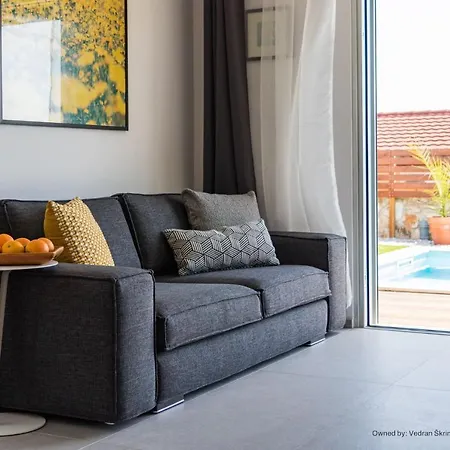 Villa For Two Person With Pool In Peroj *