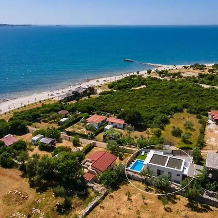 Villa For Two Person With Pool In Peroj *