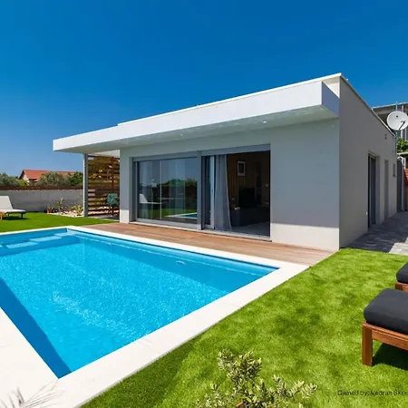 Villa For Two Person With Pool In Peroj *