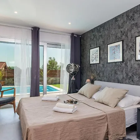 Villa For Two Person With Pool In Peroj Vodnjan