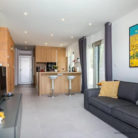 Villa For Two Person With Pool In Peroj *