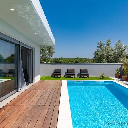 Villa For Two Person With Pool In Peroj Vodnjan