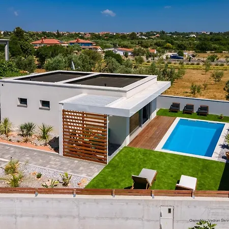 For Two Person With Pool In Peroj